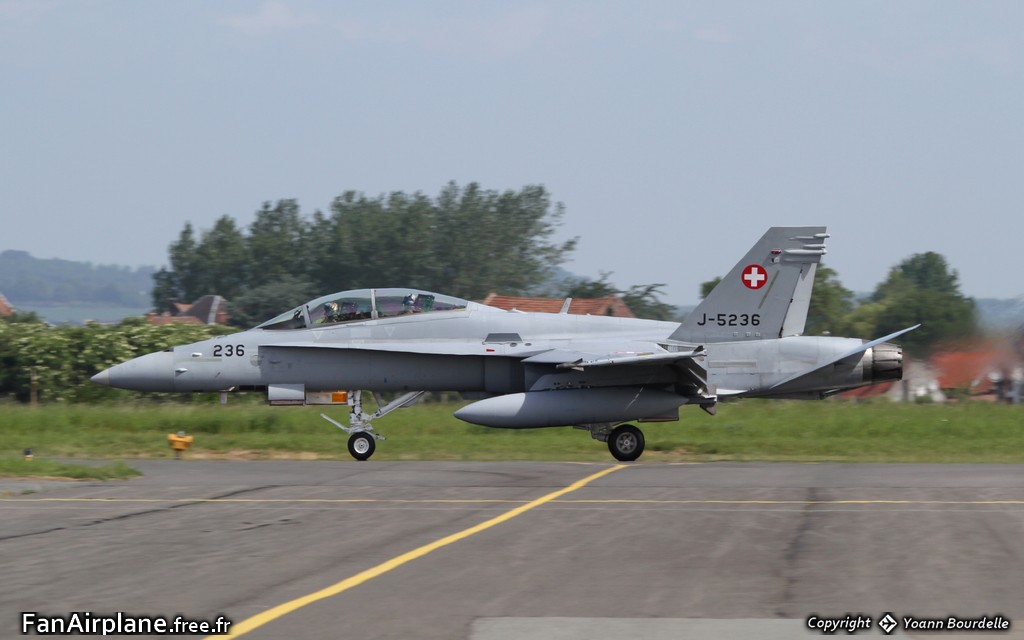 McDonnell Douglas F/A-18D Hornet - J-5236