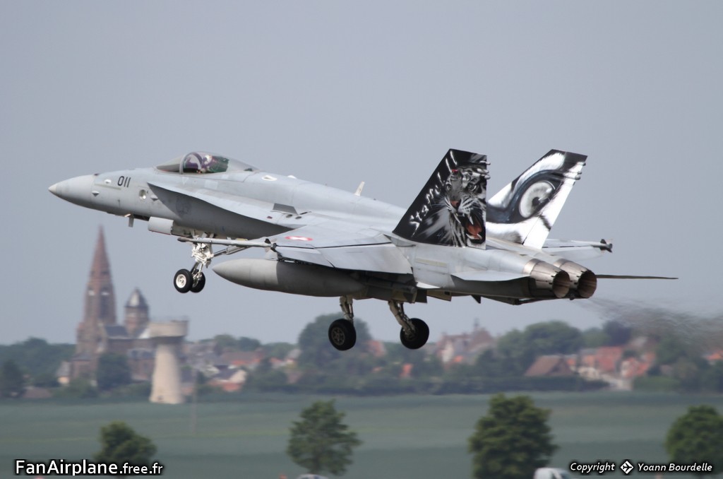 McDonnell Douglas F/A-18C Hornet - J-5011
