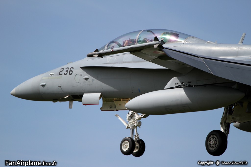 McDonnell Douglas F/A-18D Hornet - J-5236
