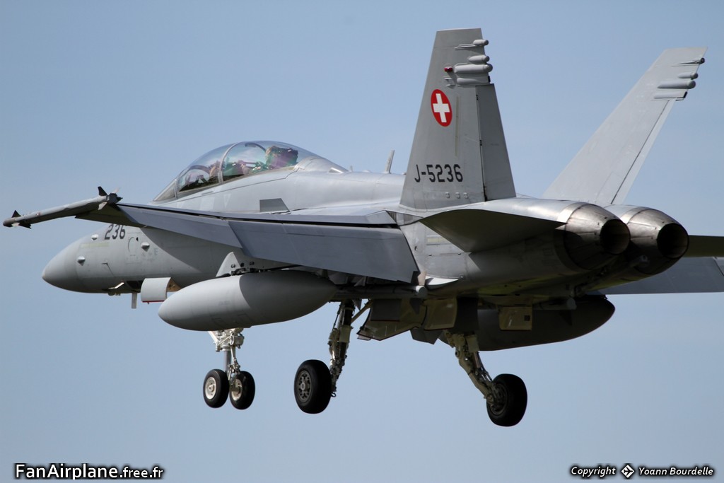 McDonnell Douglas F/A-18D Hornet - J-5236