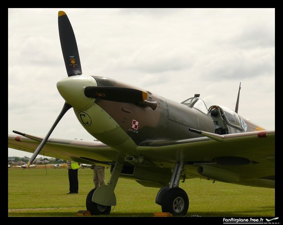 Supermarine 349 Spitfire LF5B - G-MKVB
