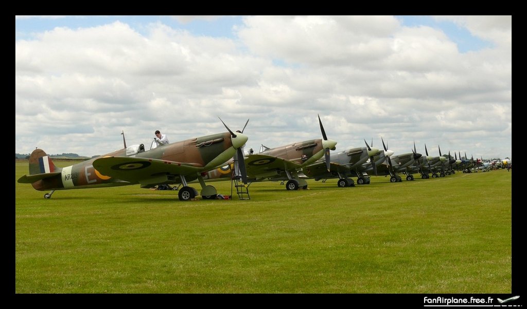 Supermarine 349 Spitfire LF5B - G-MKVB