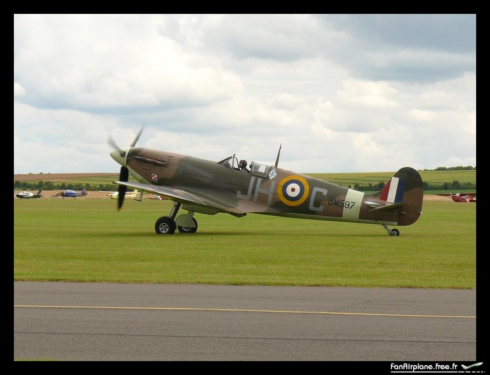 Supermarine 349 Spitfire LF5B - G-MKVB