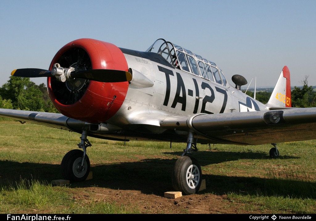 North American AT-6C Texan - F-AZBE