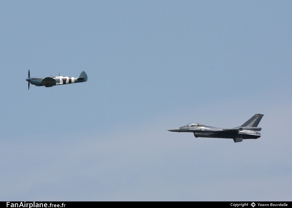 Supermarine 365 Spitfire PR11 - G-MKXI