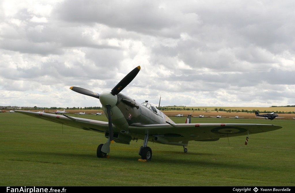 Supermarine 349 Spitfire LF5B - G-MKVB
