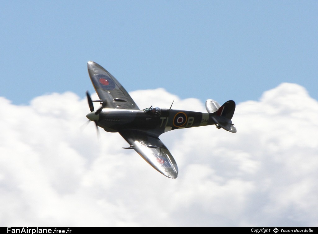 Supermarine 361 Spitfire LF9E - G-IXCC