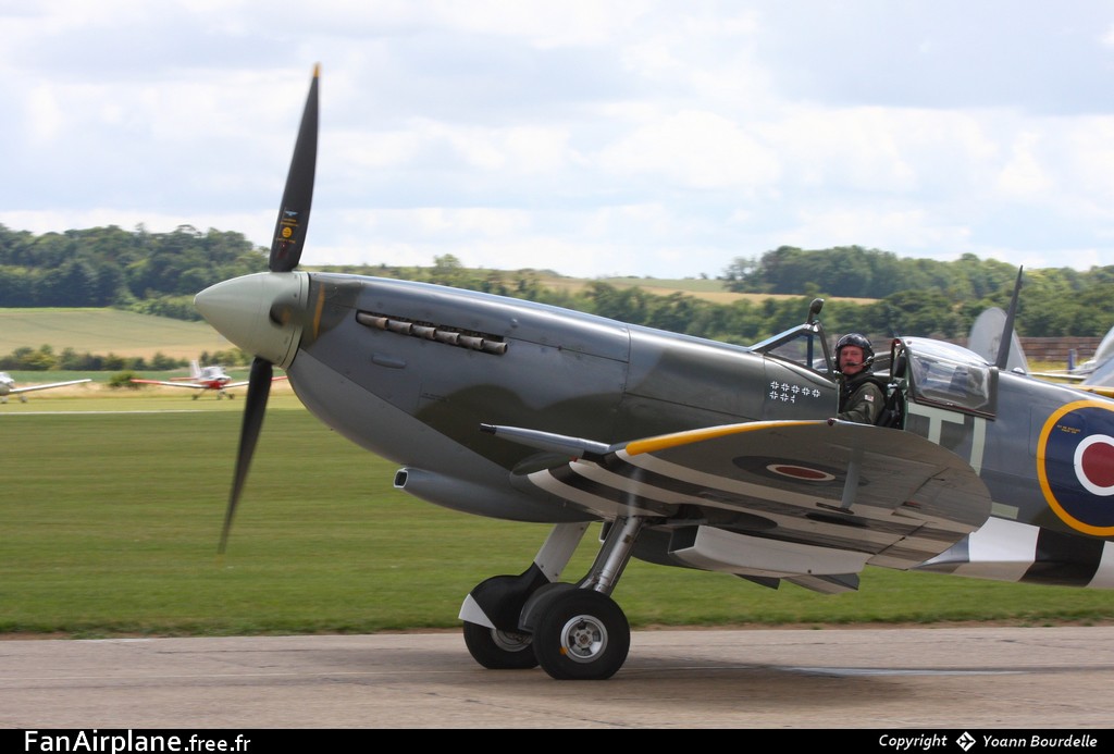 Supermarine 361 Spitfire LF9E - G-IXCC