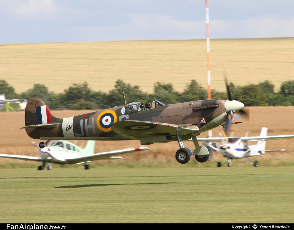 Supermarine 349 Spitfire LF5B - G-MKVB