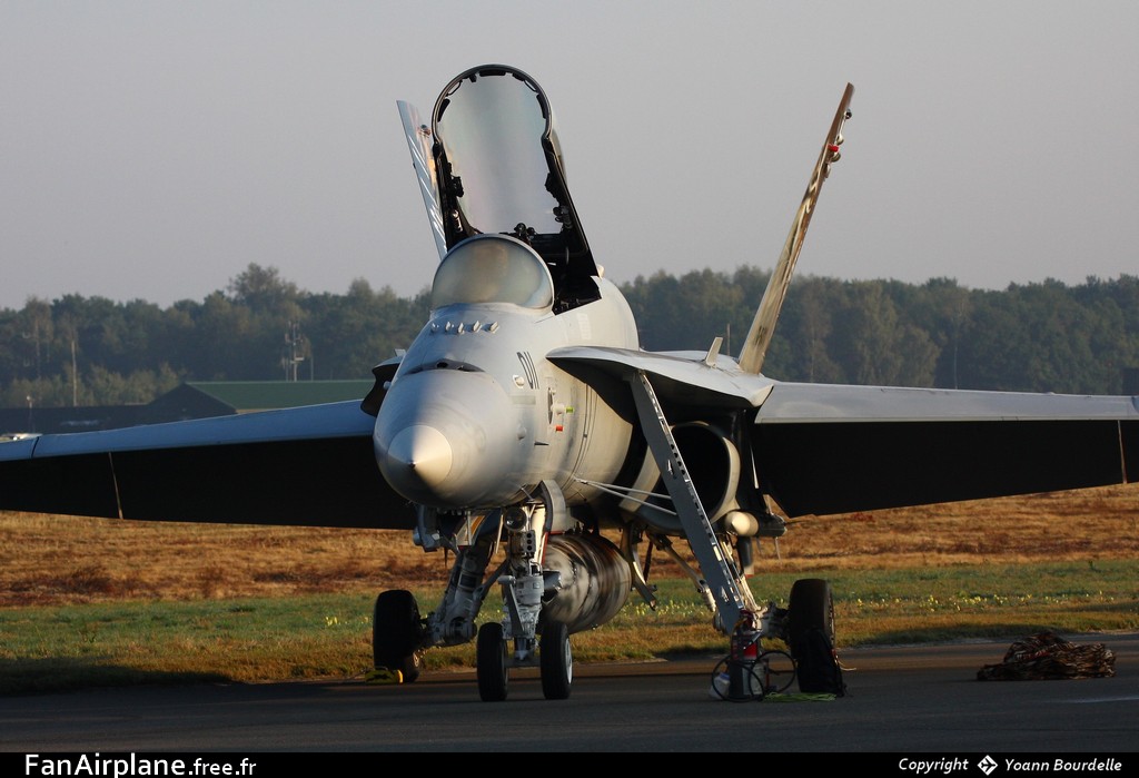 McDonnell Douglas F/A-18C Hornet - J-5011