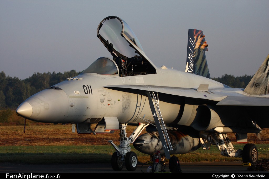 McDonnell Douglas F/A-18C Hornet - J-5011