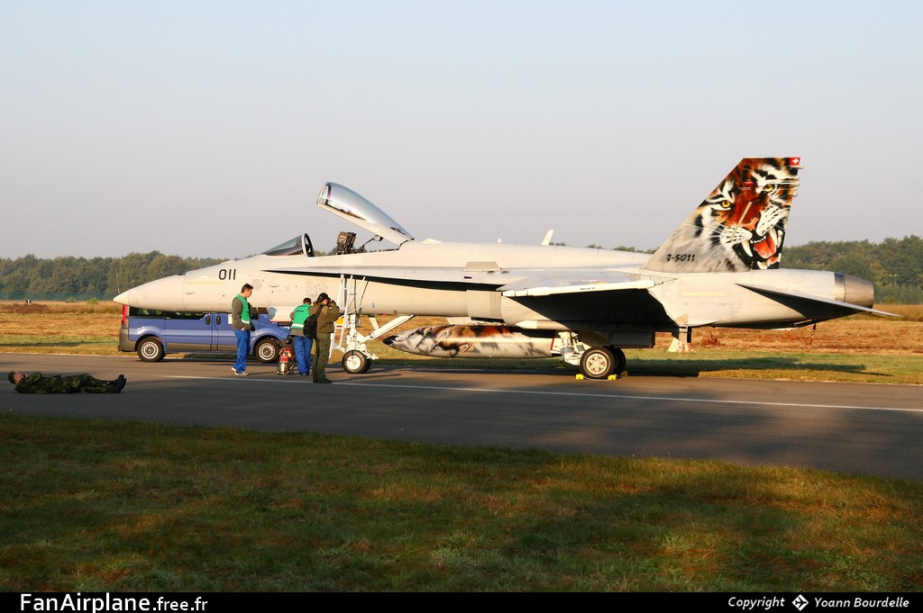 McDonnell Douglas F/A-18C Hornet - J-5011