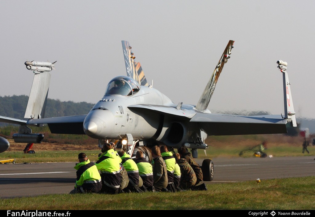 McDonnell Douglas F/A-18C Hornet - J-5011