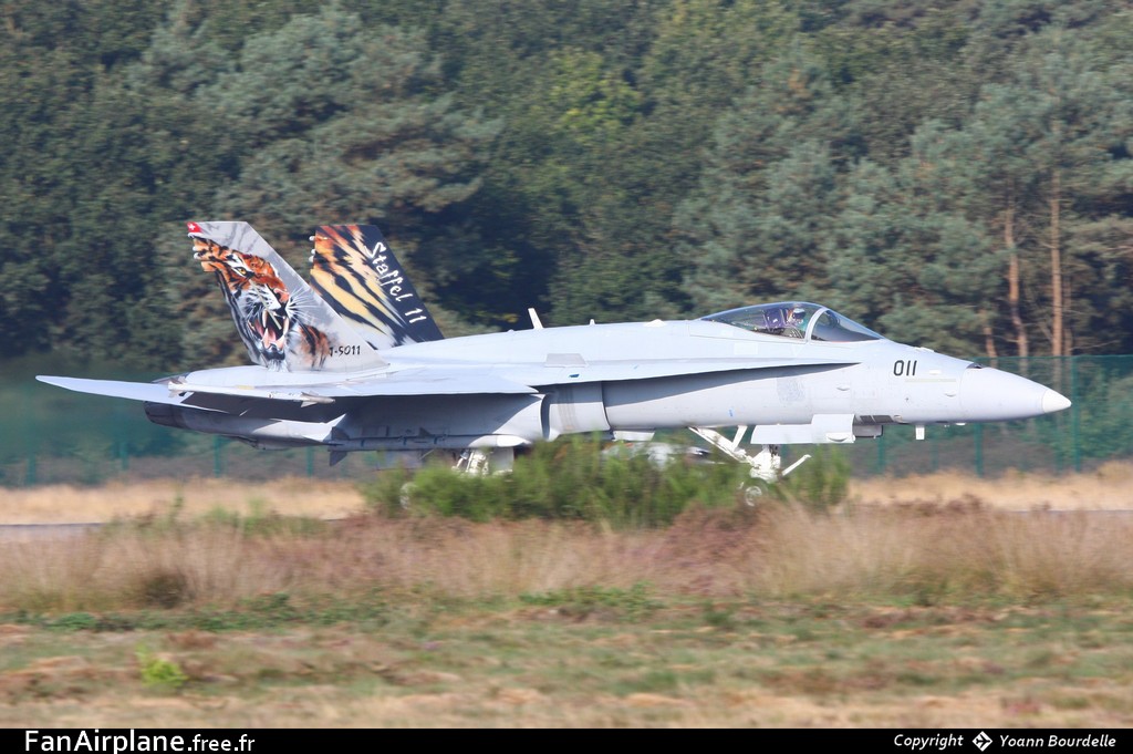 McDonnell Douglas F/A-18C Hornet - J-5011
