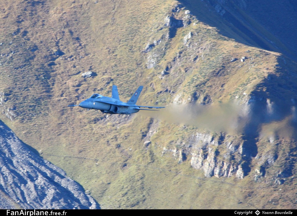 McDonnell Douglas F/A-18C Hornet - J-5020