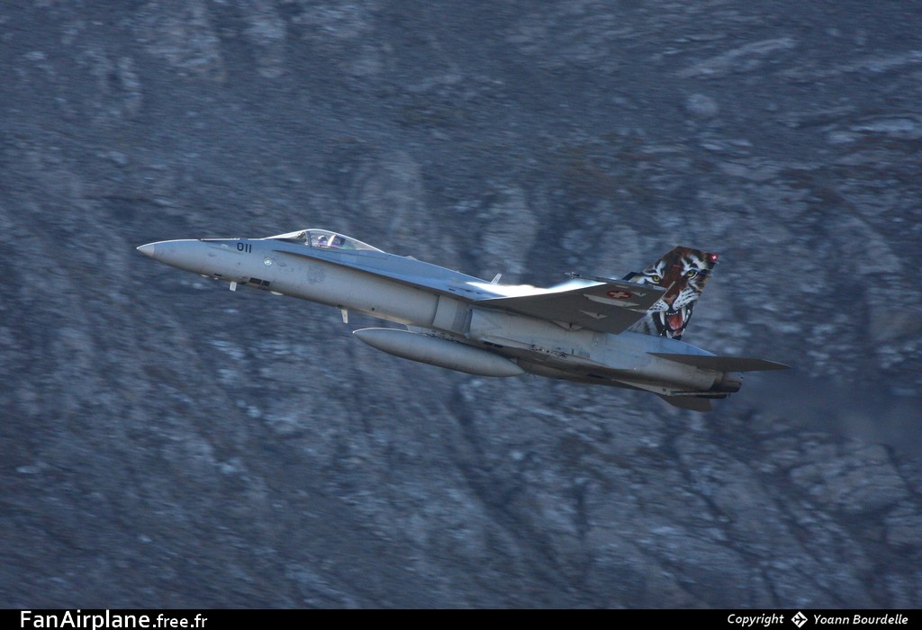 McDonnell Douglas F/A-18C Hornet - J-5011