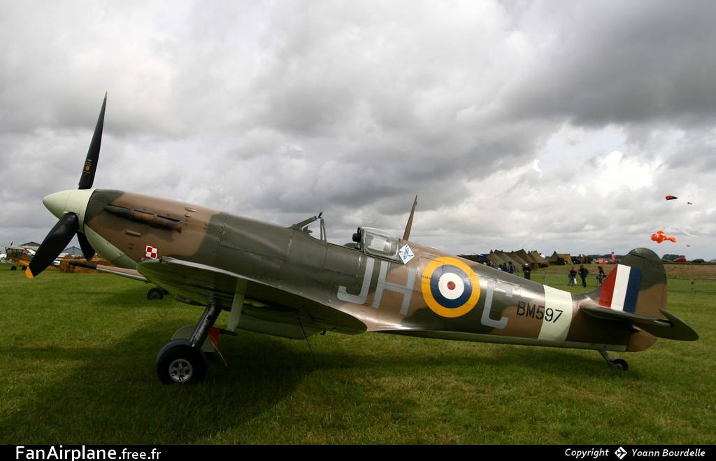 Supermarine 349 Spitfire LF5B - G-MKVB