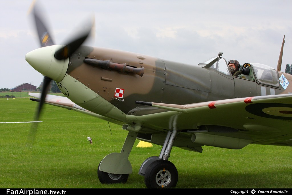 Supermarine 349 Spitfire LF5B - G-MKVB