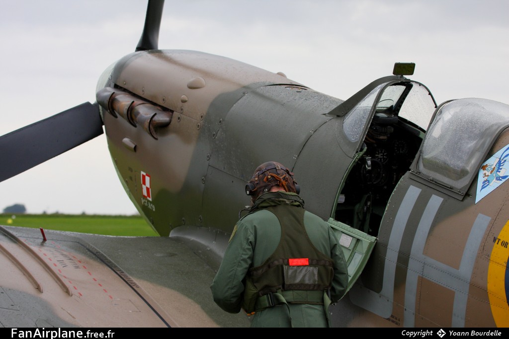 Supermarine 349 Spitfire LF5B - G-MKVB