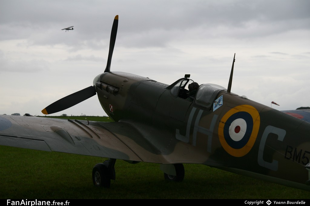 Supermarine 349 Spitfire LF5B - G-MKVB