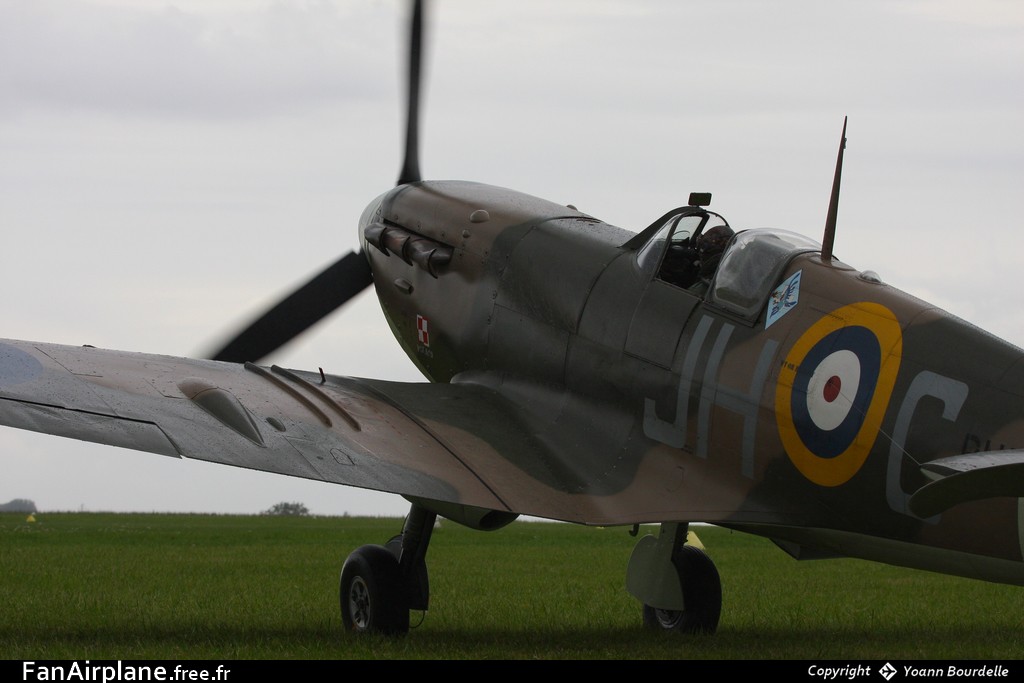 Supermarine 349 Spitfire LF5B - G-MKVB