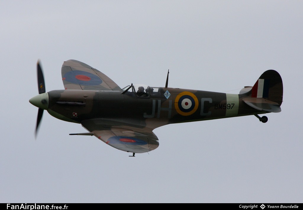 Supermarine 349 Spitfire LF5B - G-MKVB